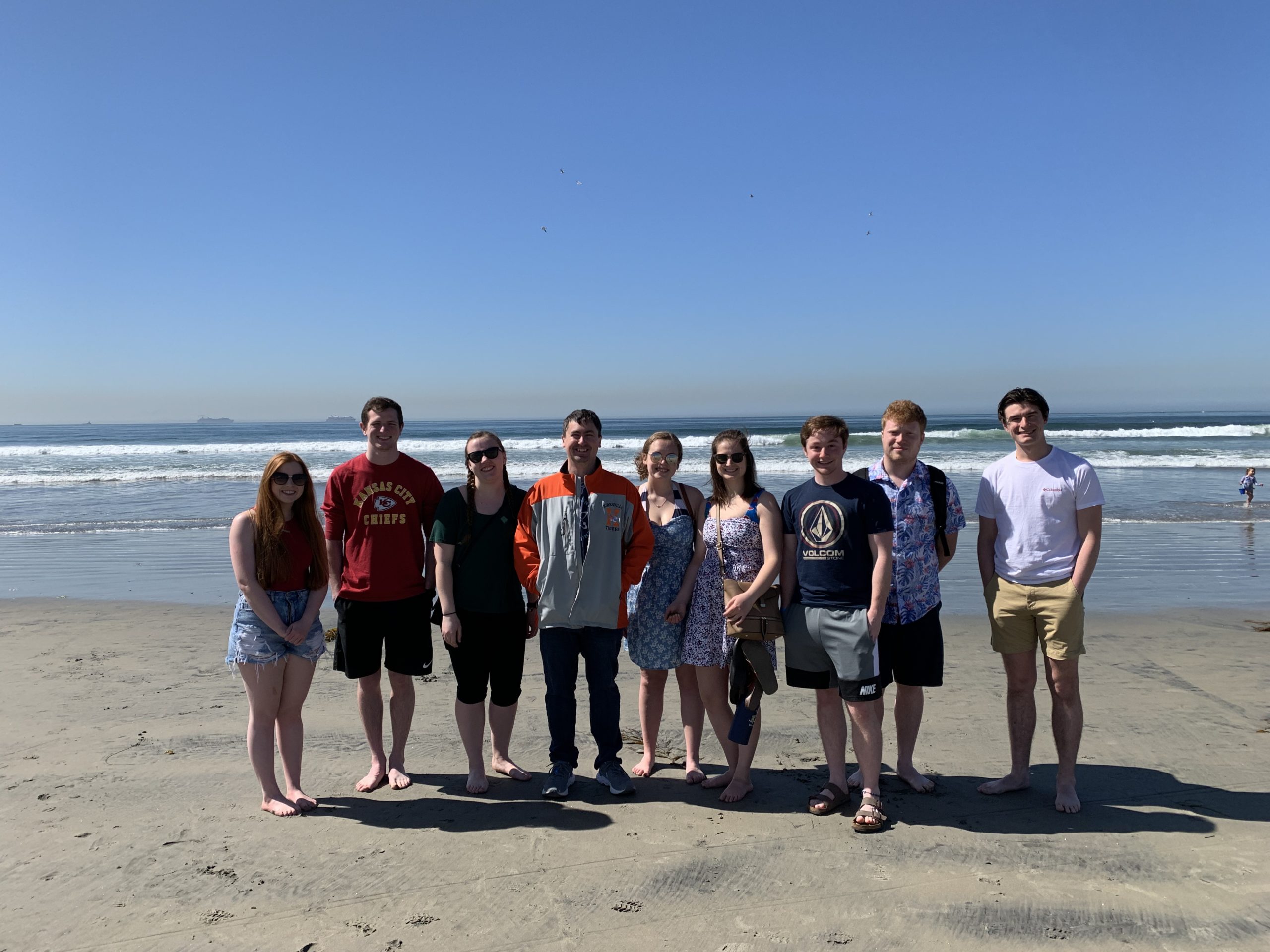 Miller lab posing for a picture in front of the Pacific Ocean